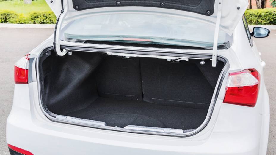 Porta-malas: aumento de 415 para 421 litros | <a href="https://gutenberg.quatrorodas.abril.com.br/carros/testes/kia-cerato-732756.shtml" rel="migration">Leia mais</a> Porta-malas: aumento de 415 para 421 litros | <a href="https://gutenberg.quatrorodas.abril.com.br/carros/testes/kia-cerato-732756.shtml" rel="migration">Leia mais</a>