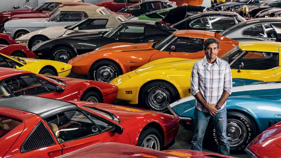 Acervos surpreendentes como a coleção de Paulo "Louco", guardam metais preciosos e brilhantes sobre rodas, como Corvette, Ferrari e Porsche | <a href="https://gutenberg.quatrorodas.abril.com.br/reportagens/geral/arca-tesouros-733321.shtml" rel="migration">Leia mais</a>