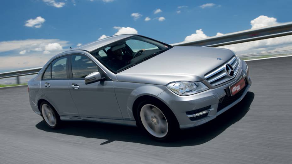 Só o Mercedes conta com leds que ficam acesos o tempo todo | <a href="https://gutenberg.quatrorodas.abril.com.br/carros/comparativos/bmw-320i-x-mercedes-benz-c180-733587.shtml" rel="migration">Leia mais</a>