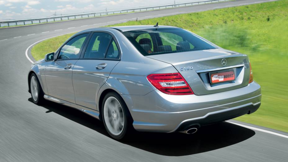 Silhueta do C 180 tem traços de cupê | <a href="https://gutenberg.quatrorodas.abril.com.br/carros/comparativos/bmw-320i-x-mercedes-benz-c180-733587.shtml" rel="migration">Leia mais</a>