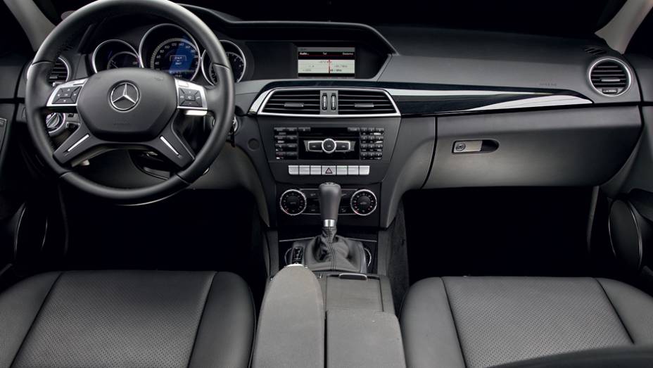 Classe C tem acabamento esmerado e ganha em elegância | <a href="https://gutenberg.quatrorodas.abril.com.br/carros/comparativos/bmw-320i-x-mercedes-benz-c180-733587.shtml" rel="migration">Leia mais</a>