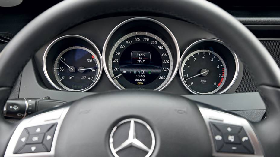 Mercedes aposta em requinte com mostradores luxuosos | <a href="https://gutenberg.quatrorodas.abril.com.br/carros/comparativos/bmw-320i-x-mercedes-benz-c180-733587.shtml" rel="migration">Leia mais</a>
