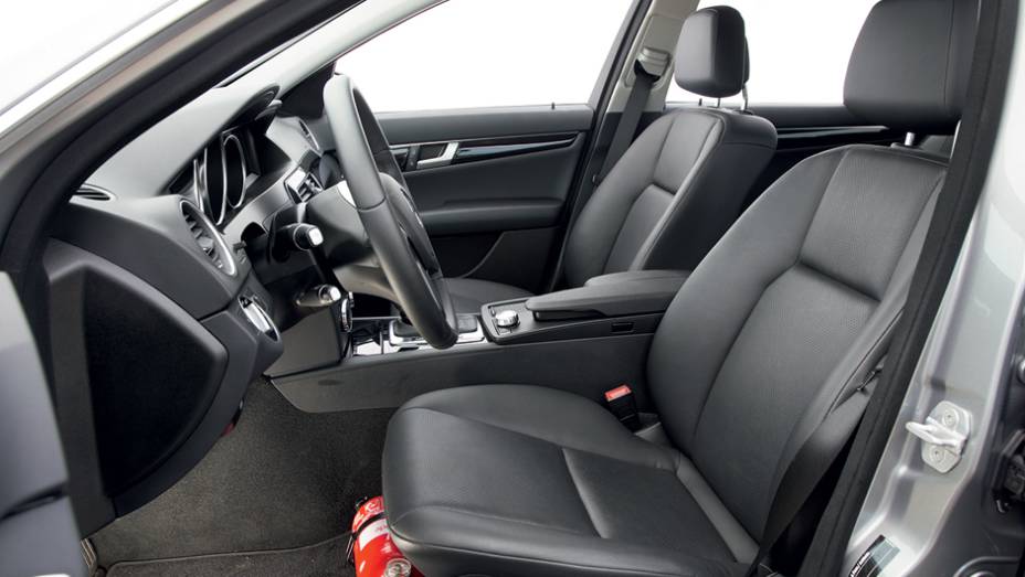 Apenas o encosto é elétrico | <a href="https://gutenberg.quatrorodas.abril.com.br/carros/comparativos/bmw-320i-x-mercedes-benz-c180-733587.shtml" rel="migration">Leia mais</a>