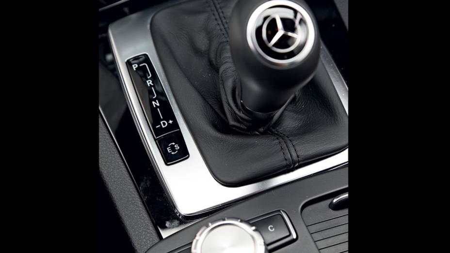 Engates manuais são para o lado | <a href="https://gutenberg.quatrorodas.abril.com.br/carros/comparativos/bmw-320i-x-mercedes-benz-c180-733587.shtml" rel="migration">Leia mais</a>