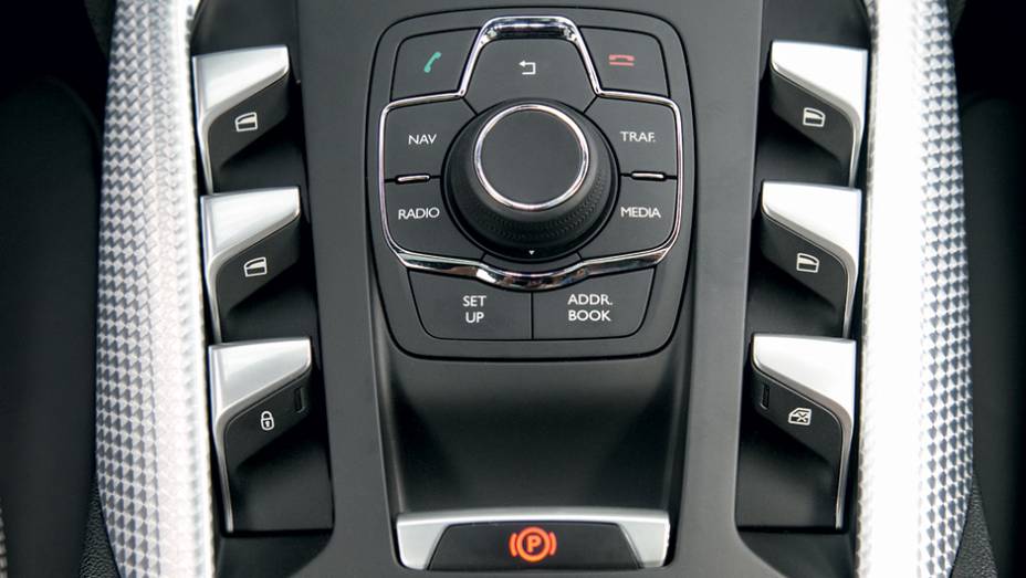 Alumínio trabalhado decora portas e console central | <a href="https://gutenberg.quatrorodas.abril.com.br/carros/testes/citroen-ds5-733608.shtml" rel="migration">Leia mais</a>