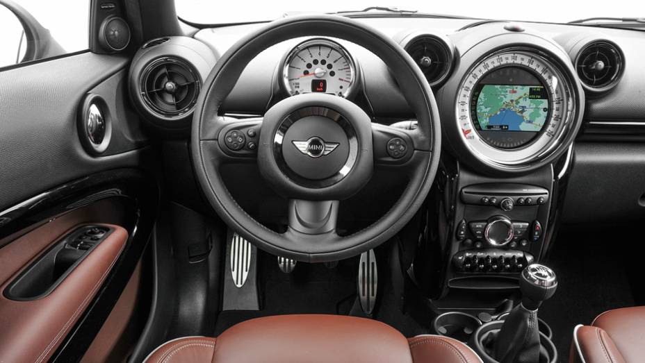 Agora todo Mini pode ter o mostrador no meio do painel com central multimídia | <a href="https://gutenberg.quatrorodas.abril.com.br/carros/impressoes/mini-paceman-cooper-s-733312.shtml" rel="migration">Leia mais</a>