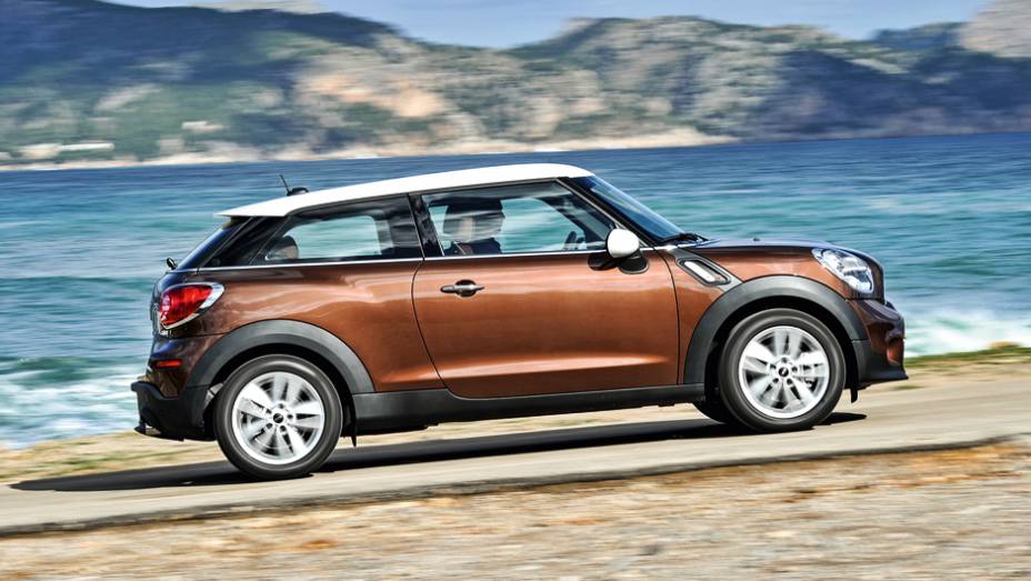 A linha de teto do Paceman desce ligeramente na traseira, imitando um recurso consagrado pelo Range Rover Evoque | <a href="https://gutenberg.quatrorodas.abril.com.br/carros/impressoes/mini-paceman-cooper-s-733312.shtml" rel="migration">Leia mais</a>