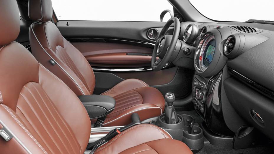 Interior tem bom espaço para quatro, e os de trás viajam em assentos individuais | <a href="https://gutenberg.quatrorodas.abril.com.br/carros/impressoes/mini-paceman-cooper-s-733312.shtml" rel="migration">Leia mais</a>