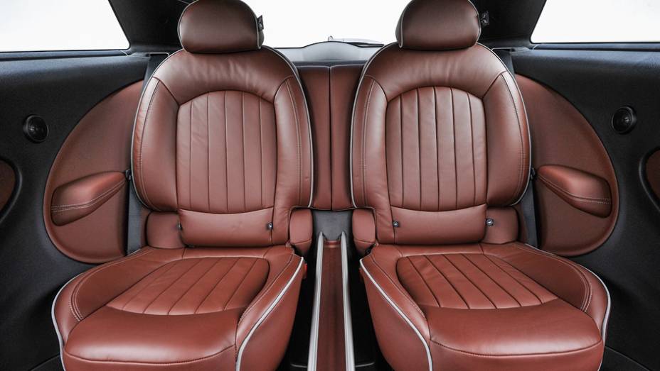 No centro, um estreito porta-objetos | <a href="https://gutenberg.quatrorodas.abril.com.br/carros/impressoes/mini-paceman-cooper-s-733312.shtml" rel="migration">Leia mais</a> No centro, um estreito porta-objetos | <a href="https://gutenberg.quatrorodas.abril.com.br/carros/impressoes/mini-paceman-cooper-s-733312.shtml" rel="migration">Leia mais</a>