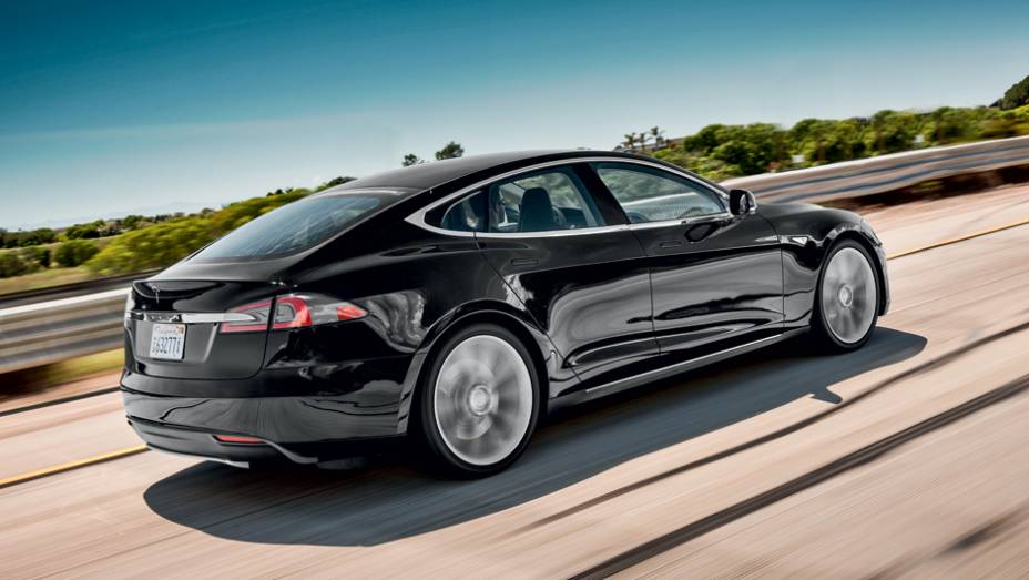 Mesmo com a carroceria de alumínio, ele pesa mais de 2 toneladas | <a href="https://gutenberg.quatrorodas.abril.com.br/carros/impressoes/tesla-model-s-733082.shtml" rel="migration">Leia mais</a>