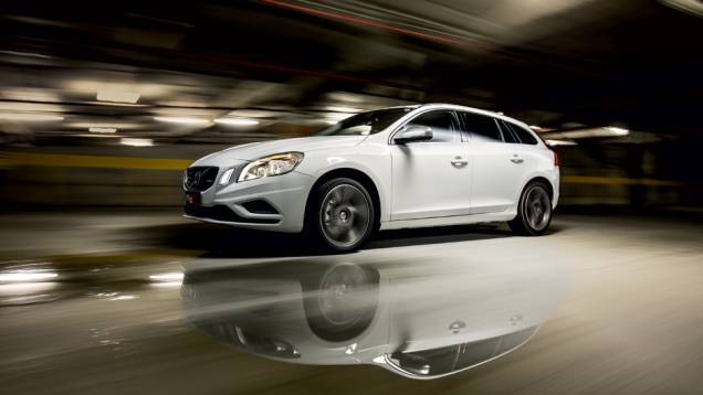 Ela é perua, mas o design se aproxima ao de um cupê | <a href="https://gutenberg.quatrorodas.abril.com.br/carros/lancamentos/volvo-v60-t5-2-0-comfort-732853.shtml" rel="migration">Leia mais</a> Ela é perua, mas o design se aproxima ao de um cupê | <a href="https://gutenberg.quatrorodas.abril.com.br/carros/lancamentos/volvo-v60-t5-2-0-comfort-732853.shtml" rel="migration">Leia mais</a>