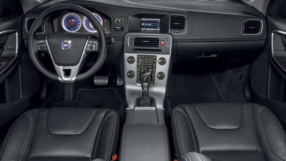 Egância nas linhas do interior com acabamento refinado | <a href="https://gutenberg.quatrorodas.abril.com.br/carros/lancamentos/volvo-v60-t5-2-0-comfort-732853.shtml" rel="migration">Leia mais</a>