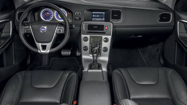 Egância nas linhas do interior com acabamento refinado | <a href="https://gutenberg.quatrorodas.abril.com.br/carros/lancamentos/volvo-v60-t5-2-0-comfort-732853.shtml" rel="migration">Leia mais</a> Egância nas linhas do interior com acabamento refinado | <a href="https://gutenberg.quatrorodas.abril.com.br/carros/lancamentos/volvo-v60-t5-2-0-comfort-732853.shtml" rel="migration">Leia mais</a>