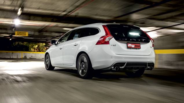 Rodas grafite aro 18 e um vistoso escape duplo | <a href="https://gutenberg.quatrorodas.abril.com.br/carros/lancamentos/volvo-v60-t5-2-0-comfort-732853.shtml" rel="migration">Leia mais</a> Rodas grafite aro 18 e um vistoso escape duplo | <a href="https://gutenberg.quatrorodas.abril.com.br/carros/lancamentos/volvo-v60-t5-2-0-comfort-732853.shtml" rel="migration">Leia mais</a>