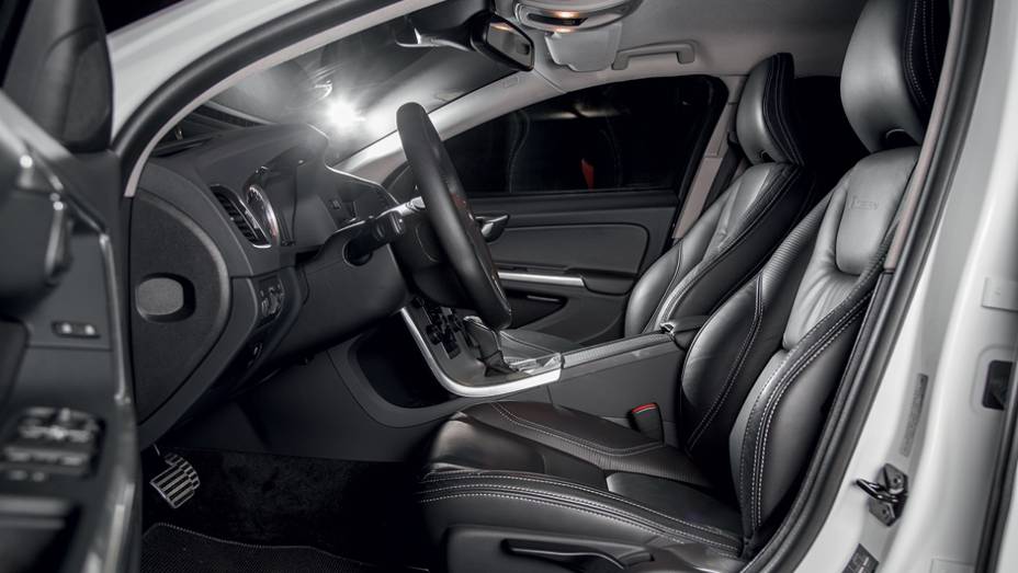 Forração de couro em laterais de porta e bancos,... | <a href="https://gutenberg.quatrorodas.abril.com.br/carros/lancamentos/volvo-v60-t5-2-0-comfort-732853.shtml" rel="migration">Leia mais</a> Forração de couro em laterais de porta e bancos,... | <a href="https://gutenberg.quatrorodas.abril.com.br/carros/lancamentos/volvo-v60-t5-2-0-comfort-732853.shtml" rel="migration">Leia mais</a>