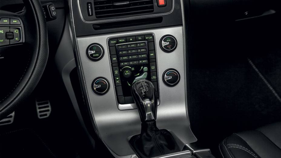 Seis marchas só na alavanca | <a href="https://gutenberg.quatrorodas.abril.com.br/carros/lancamentos/volvo-v60-t5-2-0-comfort-732853.shtml" rel="migration">Leia mais</a> Seis marchas só na alavanca | <a href="https://gutenberg.quatrorodas.abril.com.br/carros/lancamentos/volvo-v60-t5-2-0-comfort-732853.shtml" rel="migration">Leia mais</a>