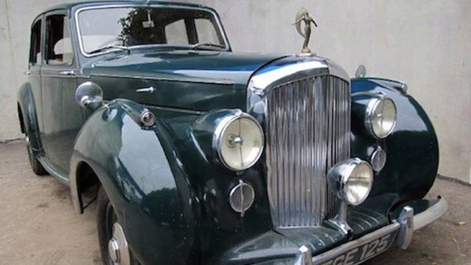 1963: Em "Moscou contra 007", Bond, vivido por Sean Connery, utiliza este Bentley Mark IV. | <a href="%20https://gutenberg.quatrorodas.abril.com.br/blogs/planeta-carro/2012/11/07/licenca-para-acelerar/" rel="migration">Leia mais</a>