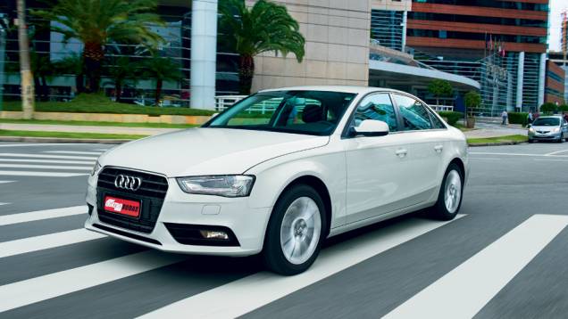 Luzes diurnas de led chamam a atenção no trânsito | <a href="https://gutenberg.quatrorodas.abril.com.br/carros/lancamentos/audi-a4-attraction-734796.shtml" rel="migration">Leia mais</a> Luzes diurnas de led chamam a atenção no trânsito | <a href="https://gutenberg.quatrorodas.abril.com.br/carros/lancamentos/audi-a4-attraction-734796.shtml" rel="migration">Leia mais</a>