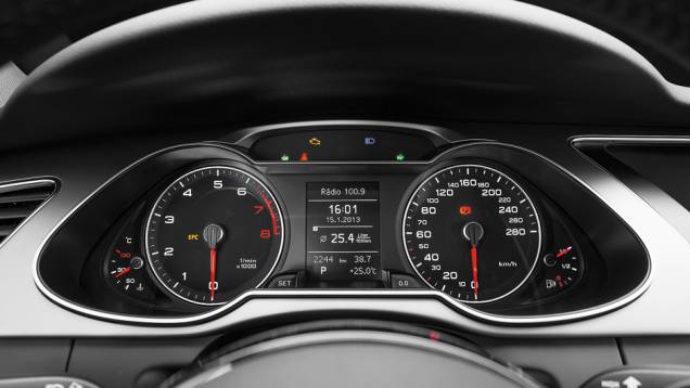 Computador de bordo traz indicação de consumo médio apenas em litros a cada 100 km | <a href="https://gutenberg.quatrorodas.abril.com.br/carros/lancamentos/audi-a4-attraction-734796.shtml" rel="migration">Leia mais</a> Computador de bordo traz indicação de consumo médio apenas em litros a cada 100 km | <a href="https://gutenberg.quatrorodas.abril.com.br/carros/lancamentos/audi-a4-attraction-734796.shtml" rel="migration">Leia mais</a>