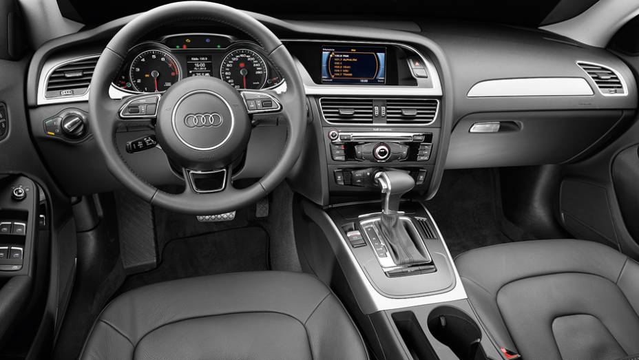 Interior mantém o bom acabamento das demais versões | <a href="https://gutenberg.quatrorodas.abril.com.br/carros/lancamentos/audi-a4-attraction-734796.shtml" rel="migration">Leia mais</a>