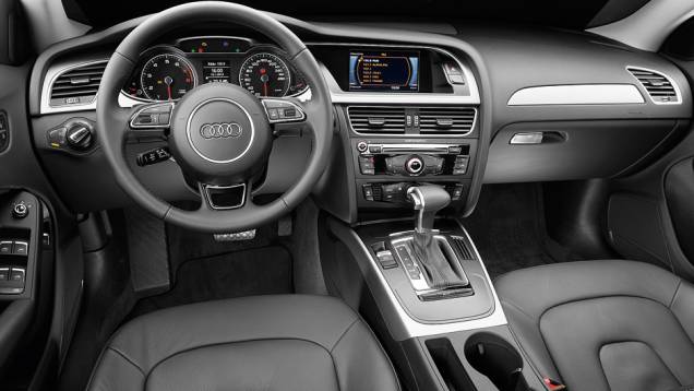 Interior mantém o bom acabamento das demais versões | <a href="https://gutenberg.quatrorodas.abril.com.br/carros/lancamentos/audi-a4-attraction-734796.shtml" rel="migration">Leia mais</a> Interior mantém o bom acabamento das demais versões | <a href="https://gutenberg.quatrorodas.abril.com.br/carros/lancamentos/audi-a4-attraction-734796.shtml" rel="migration">Leia mais</a>