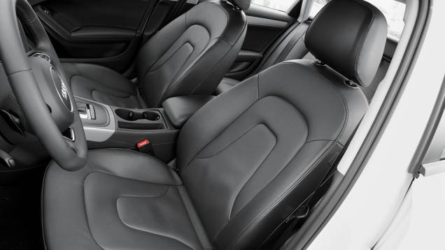 Audi chama os bancos de couro sintético de "ecológicos" | <a href="https://gutenberg.quatrorodas.abril.com.br/carros/lancamentos/audi-a4-attraction-734796.shtml" rel="migration">Leia mais</a> Audi chama os bancos de couro sintético de "ecológicos" | <a href="https://gutenberg.quatrorodas.abril.com.br/carros/lancamentos/audi-a4-attraction-734796.shtml" rel="migration">Leia mais</a>
