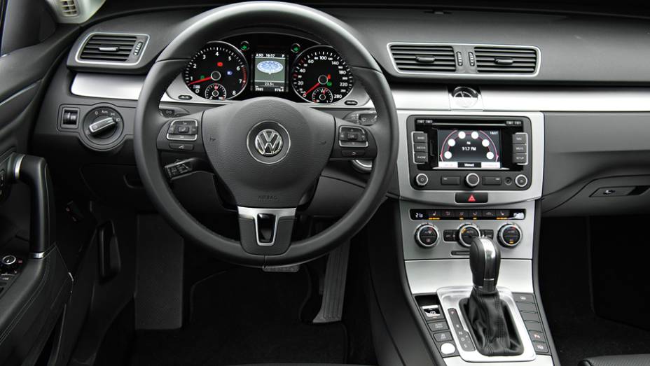 O câmbio também tem comandos de trocas no volante | <a href="https://gutenberg.quatrorodas.abril.com.br/carros/lancamentos/volkswagen-cc-v6-3-6-734636.shtml" rel="migration">Leia mais</a> O câmbio também tem comandos de trocas no volante | <a href="https://gutenberg.quatrorodas.abril.com.br/carros/lancamentos/volkswagen-cc-v6-3-6-734636.shtml" rel="migration">Leia mais</a>
