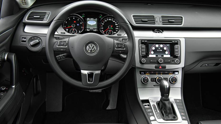 O câmbio também tem comandos de trocas no volante | <a href="https://gutenberg.quatrorodas.abril.com.br/carros/lancamentos/volkswagen-cc-v6-3-6-734636.shtml" rel="migration">Leia mais</a>