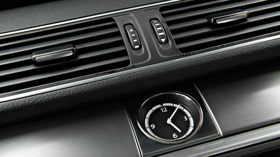 Relógio analógico dá um toque de requinte | <a href="https://gutenberg.quatrorodas.abril.com.br/carros/lancamentos/volkswagen-cc-v6-3-6-734636.shtml" rel="migration">Leia mais</a> Relógio analógico dá um toque de requinte | <a href="https://gutenberg.quatrorodas.abril.com.br/carros/lancamentos/volkswagen-cc-v6-3-6-734636.shtml" rel="migration">Leia mais</a>