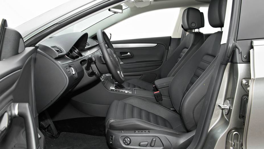 Bancos de couro têʼ m design esportivo com apoios laterais | <a href="https://gutenberg.quatrorodas.abril.com.br/carros/lancamentos/volkswagen-cc-v6-3-6-734636.shtml" rel="migration">Leia mais</a> Bancos de couro têʼ m design esportivo com apoios laterais | <a href="https://gutenberg.quatrorodas.abril.com.br/carros/lancamentos/volkswagen-cc-v6-3-6-734636.shtml" rel="migration">Leia mais</a>