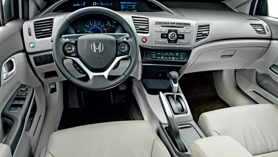 Civic conta com volante multifuncional e conexão Bluetooth para o motorista não tirar as mãos da direção | <a href="https://gutenberg.quatrorodas.abril.com.br/carros/testes/honda-civic-2014-735270.shtml" rel="migration">Leia mais</a>