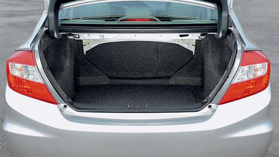 Na configuração LXR, o porta-malas ganhou alças revestidas | <a href="https://gutenberg.quatrorodas.abril.com.br/carros/testes/honda-civic-2014-735270.shtml" rel="migration">Leia mais</a>