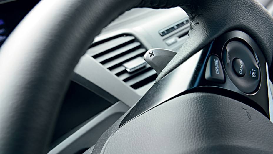 O câmbio tem trocas manuais no volante | <a href="https://gutenberg.quatrorodas.abril.com.br/carros/testes/honda-civic-2014-735270.shtml" rel="migration">Leia mais</a>
