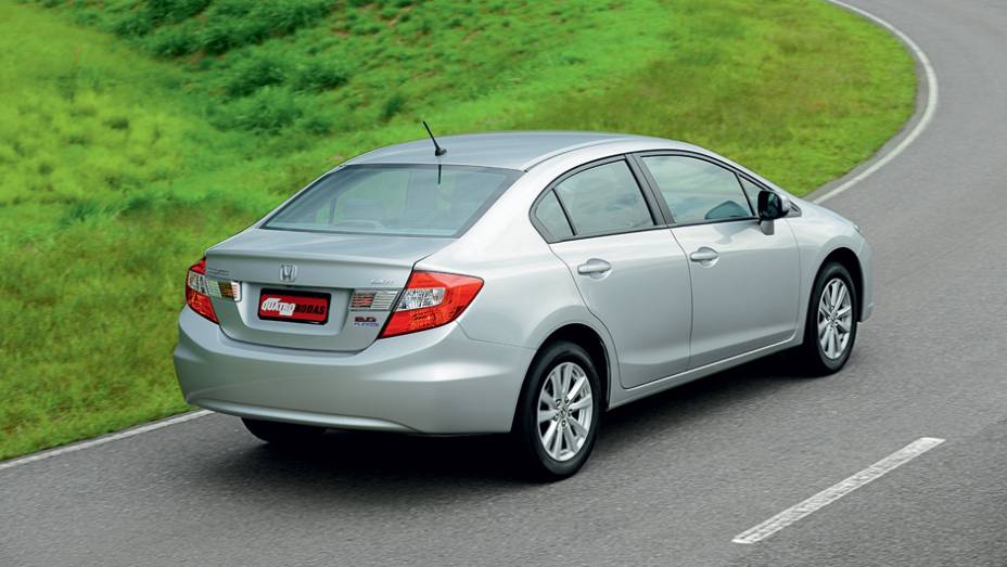 A identificação nada discreta do motor, 2.0 FlexOne, fica na tampa do porta-malas | <a href="https://gutenberg.quatrorodas.abril.com.br/carros/testes/honda-civic-2014-735270.shtml" rel="migration">Leia mais</a>