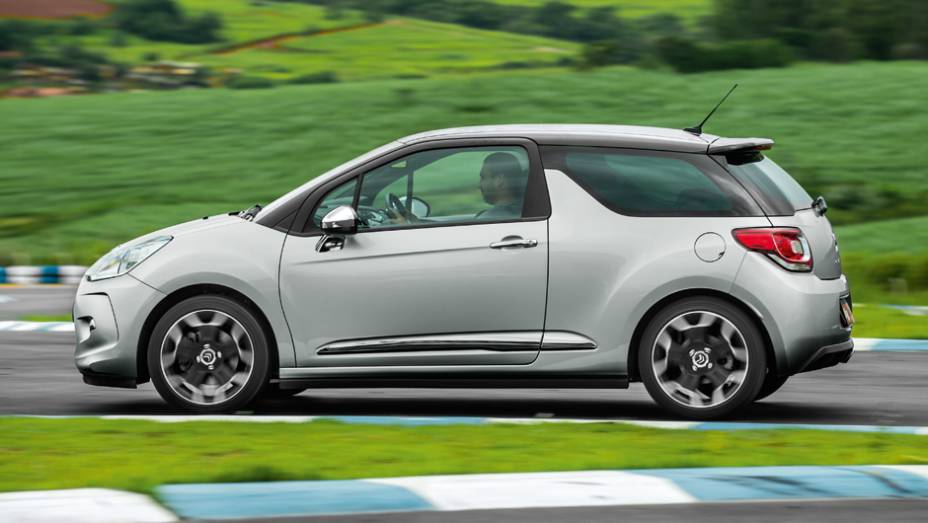 Detalhe na porta remete a uma asa de avi&atilde;o | <a href="https://gutenberg.quatrorodas.abril.com.br/carros/comparativos/citroen-ds3-x-volkswagen-fusca-735122.shtml" rel="migration">Leia mais</a> | <a href="https://gutenberg.quatrorodas.abril.com.br/galerias/volkswagen/ds3-ed-02-2013-735123.shtml" rel="migration">Ve</a>