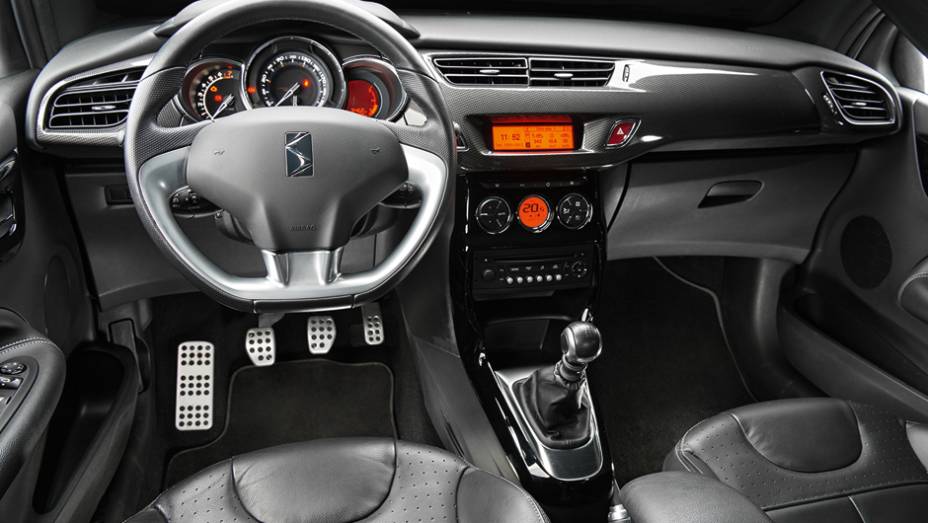 R&aacute;dio tem visual simples e comandos na coluna de dire&ccedil;&atilde;o | <a href="https://gutenberg.quatrorodas.abril.com.br/carros/comparativos/citroen-ds3-x-volkswagen-fusca-735122.shtml" rel="migration">Leia mais</a> | <a href="https://gutenberg.quatrorodas.abril.com.br/galerias/volkswagen/ds3-ed-02-2013-7" rel="migration"></a>