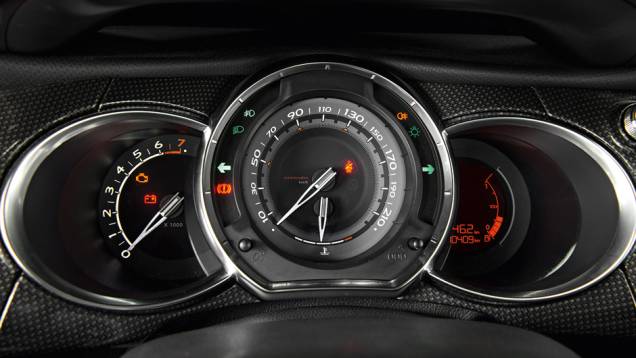 Painel remete ao do novo C3, do qual o DS3 deriva | <a href="https://gutenberg.quatrorodas.abril.com.br/carros/comparativos/citroen-ds3-x-volkswagen-fusca-735122.shtml" rel="migration">Leia mais</a> | <a href="https://gutenberg.quatrorodas.abril.com.br/galerias/volkswagen/ds3-ed-02-2013-735123.s" rel="migration"></a> Painel remete ao do novo C3, do qual o DS3 deriva | <a href="https://gutenberg.quatrorodas.abril.com.br/carros/comparativos/citroen-ds3-x-volkswagen-fusca-735122.shtml" rel="migration">Leia mais</a> | <a href="https://gutenberg.quatrorodas.abril.com.br/galerias/volkswagen/ds3-ed-02-2013-735123.s" rel="migration"></a>