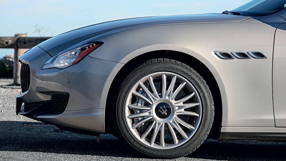 Rodas aro 20 e freios da Brembo | <a href="https://gutenberg.quatrorodas.abril.com.br/carros/impressoes/maserati-quattroporte-736318.shtml" rel="migration">Leia mais</a>