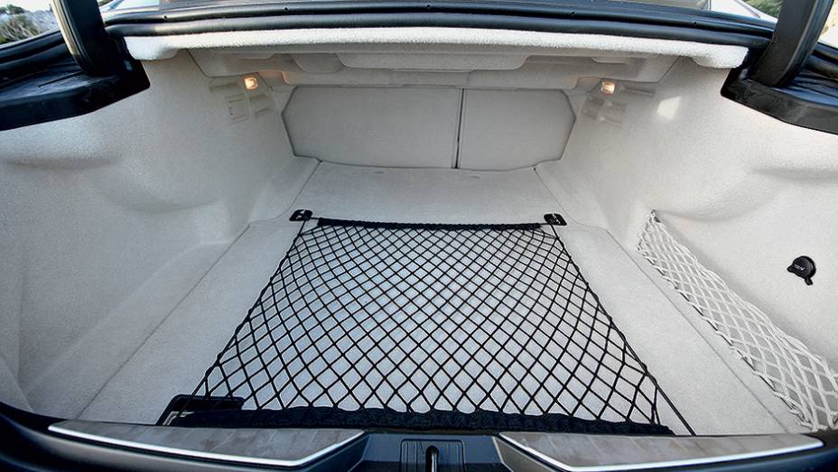 Generoso porta-malas de 530 litros | <a href="https://gutenberg.quatrorodas.abril.com.br/carros/impressoes/maserati-quattroporte-736318.shtml" rel="migration">Leia mais</a>