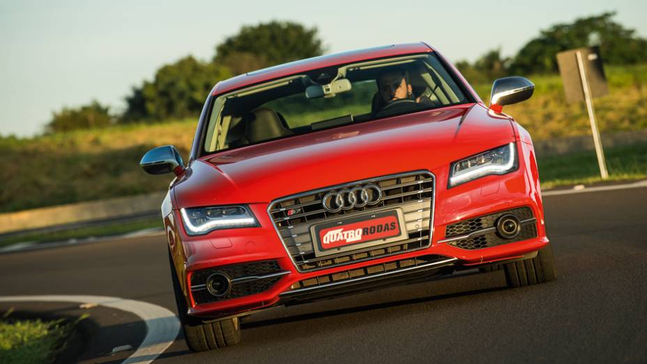 Leds dianteiros são marca registrada Audi | <a href="https://gutenberg.quatrorodas.abril.com.br/carros/testes/audi-s7-sportback-739614.shtml" rel="migration">Leia mais</a>