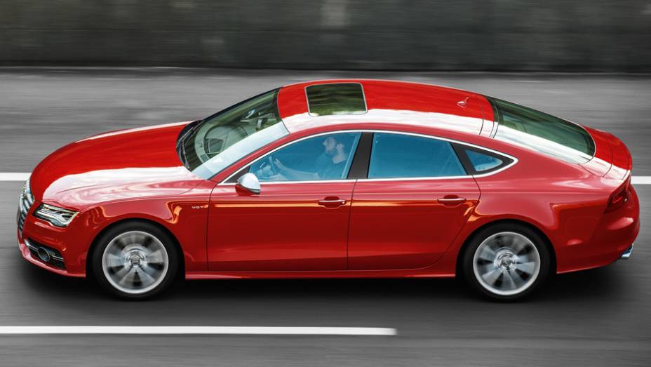 Teto solar e retrovisores de alum&iacute;nio s&atilde;o itens de s&eacute;rie | <a href="https://gutenberg.quatrorodas.abril.com.br/carros/testes/audi-s7-sportback-739614.shtml" rel="migration">Leia mais</a>