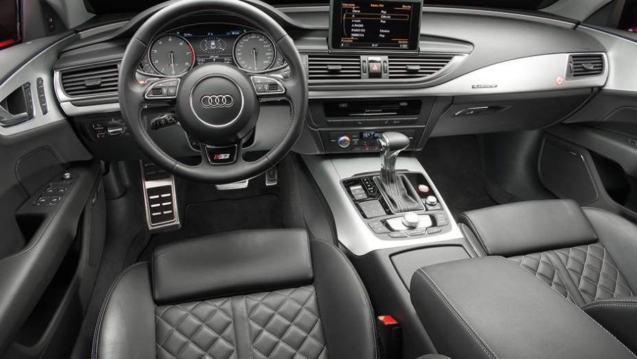 Ar condicionado quadrizona. Central multimídia rouba a cena no alto do console | <a href="https://gutenberg.quatrorodas.abril.com.br/carros/testes/audi-s7-sportback-739614.shtml" rel="migration">Leia mais</a>