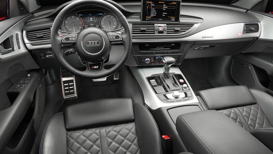 Ar condicionado quadrizona. Central multim&iacute;dia rouba a cena no alto do console | <a href="https://gutenberg.quatrorodas.abril.com.br/carros/testes/audi-s7-sportback-739614.shtml" rel="migration">Leia mais</a>