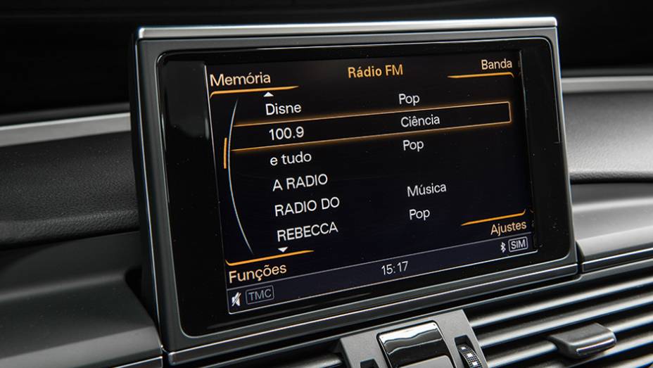 Painel de instrumentos exibe tudo o que o motorista precisa de informações | <a href="https://gutenberg.quatrorodas.abril.com.br/carros/testes/audi-s7-sportback-739614.shtml" rel="migration">Leia mais</a>