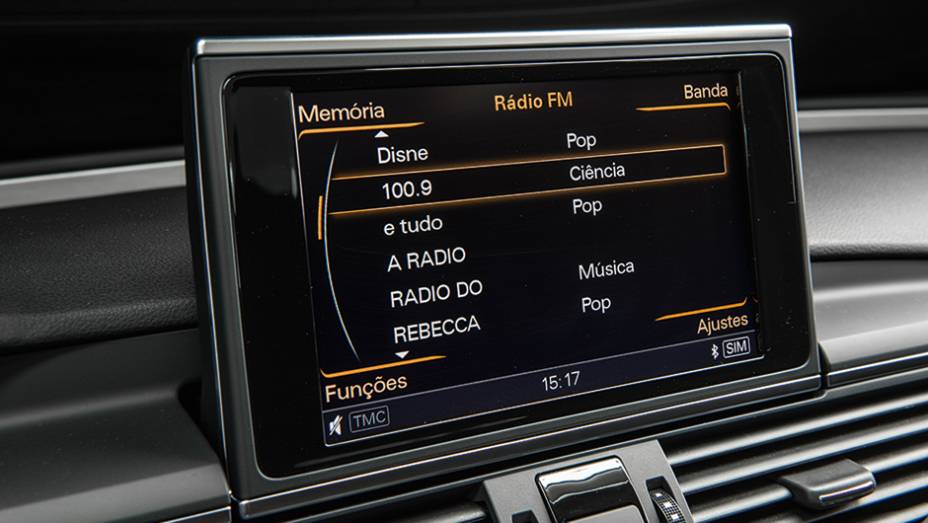 Painel de instrumentos exibe tudo o que o motorista precisa de informa&ccedil;&otilde;es | <a href="https://gutenberg.quatrorodas.abril.com.br/carros/testes/audi-s7-sportback-739614.shtml" rel="migration">Leia mais</a>