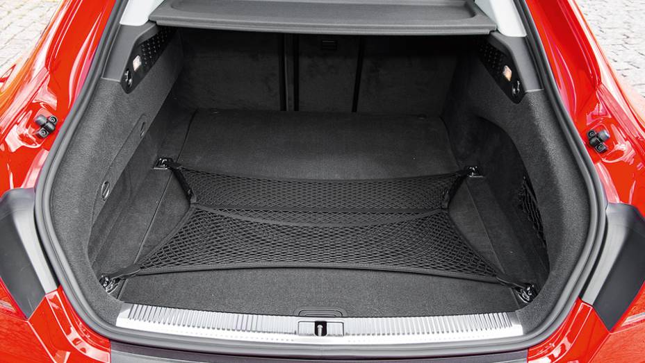 Porta-malas: espaço para 535 litros de bagagem | <a href="https://gutenberg.quatrorodas.abril.com.br/carros/testes/audi-s7-sportback-739614.shtml" rel="migration">Leia mais</a>