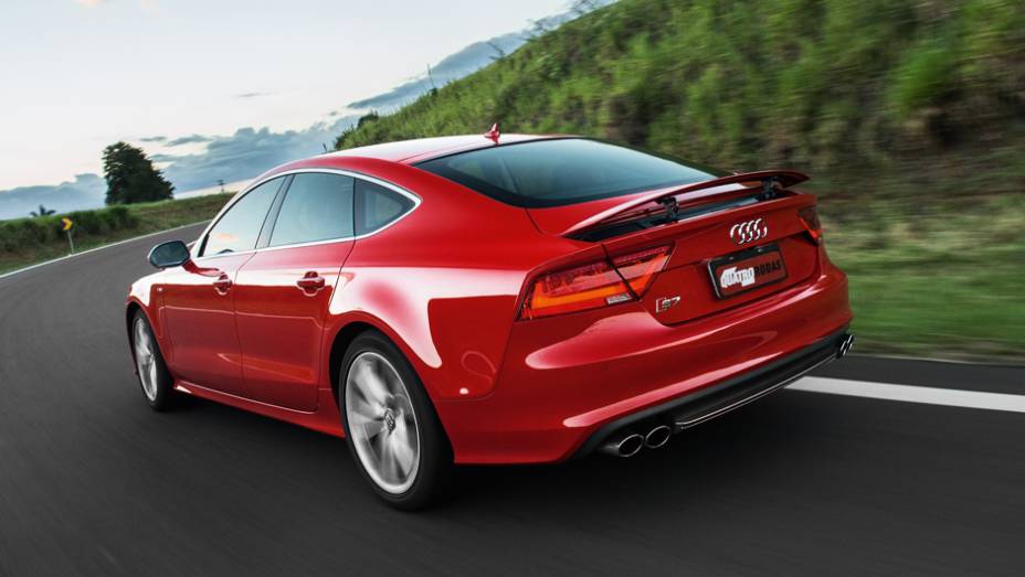 Carroceria do tipo fastback tem cinco portas | <a href="https://gutenberg.quatrorodas.abril.com.br/carros/testes/audi-s7-sportback-739614.shtml" rel="migration">Leia mais</a>