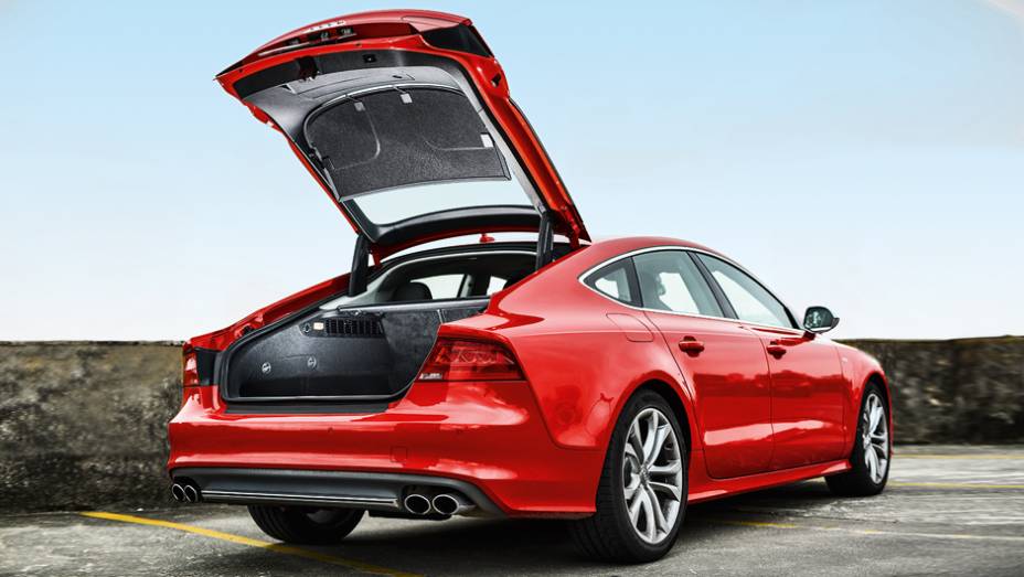 Tampa do porta-malas el&eacute;trico permite ajuste de &acirc;ngulo de abertura | <a href="https://gutenberg.quatrorodas.abril.com.br/carros/testes/audi-s7-sportback-739614.shtml" rel="migration">Leia mais</a>