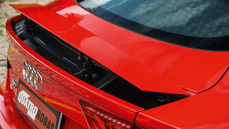 Aerof&oacute;lio &eacute; ativado a 80 km/h | <a href="https://gutenberg.quatrorodas.abril.com.br/carros/testes/audi-s7-sportback-739614.shtml" rel="migration">Leia mais</a>