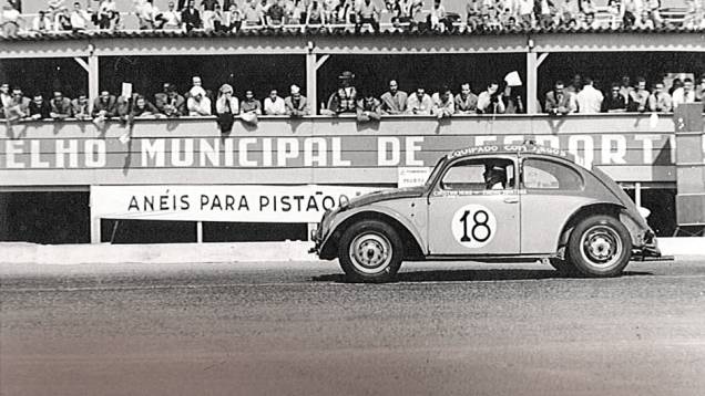 Bird era espectador nas primeiras Mil Milhas, em 1956 | <a href="https://gutenberg.quatrorodas.abril.com.br/reportagens/classicos/bird-clemente-homem-tempo-740103.shtml" rel="migration">Leia mais</a> Bird era espectador nas primeiras Mil Milhas, em 1956 | <a href="https://gutenberg.quatrorodas.abril.com.br/reportagens/classicos/bird-clemente-homem-tempo-740103.shtml" rel="migration">Leia mais</a>